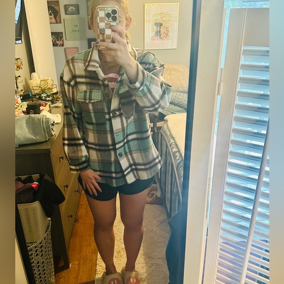 Shacket - Picture 3 of 3